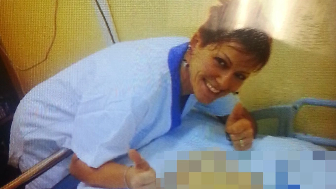 Una delle foto choc dell'infermiera Daniela Poggiali con una paziente