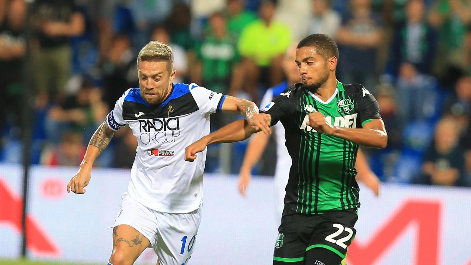 Gomez contro Toljan durante Sassuolo-Atalanta dell'andata