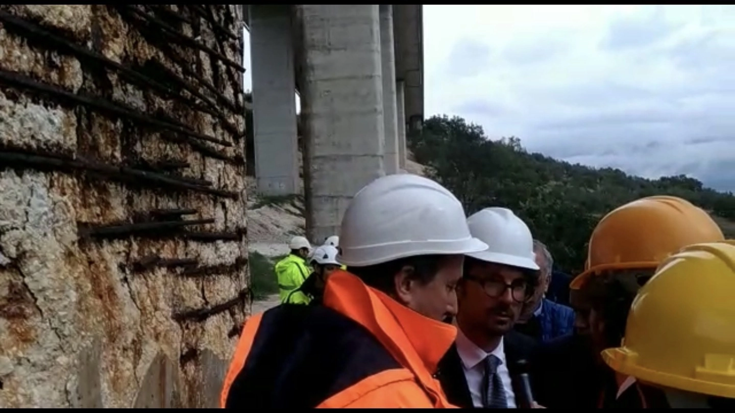 Toninelli durante il 'blitz' sotto i pilastri a rischio della A25, a Bugnara (Ansa)