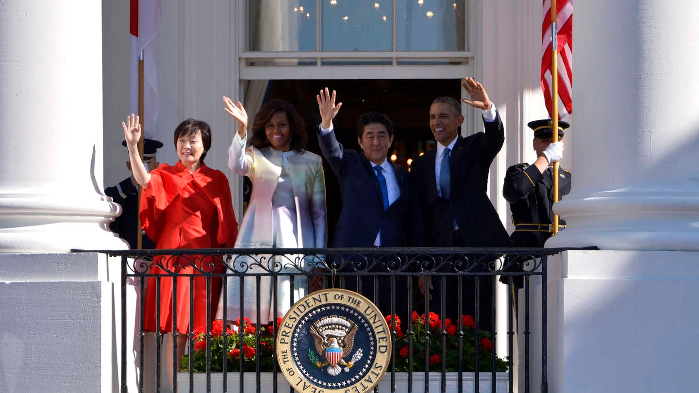 Obama, Abe e le mogli alla Casa Bianca (Olycom)