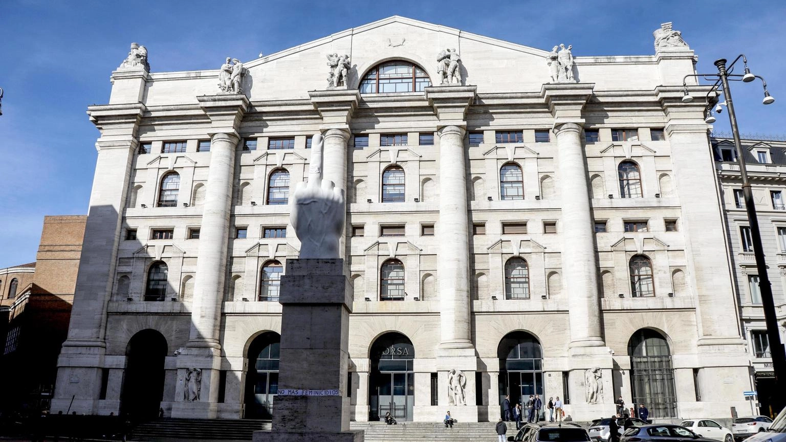 Borsa: Milano sfiora i 30mila punti, ai massimi dal 2008