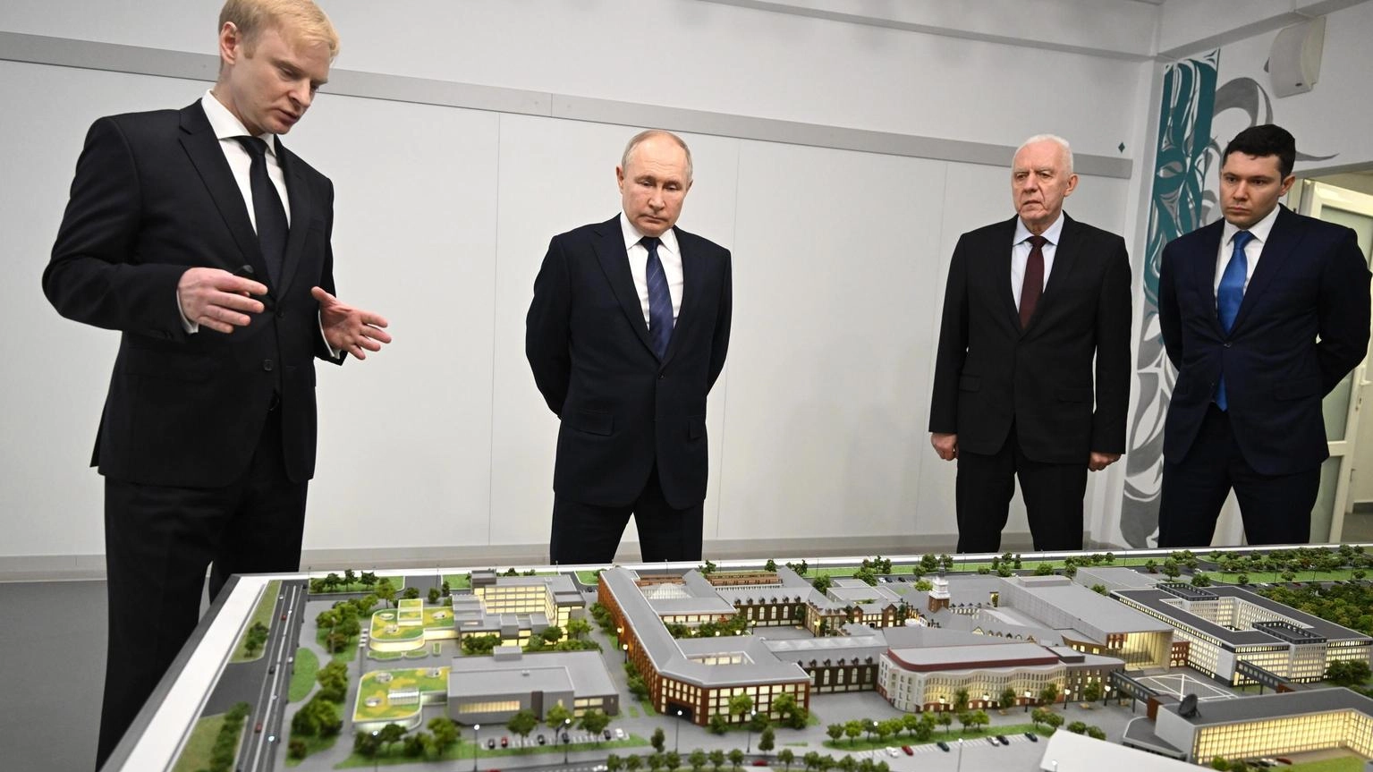 La visita (a sorpresa) di Putin a Kaliningrad. Mosca: "Non è un messaggio alla Nato"
