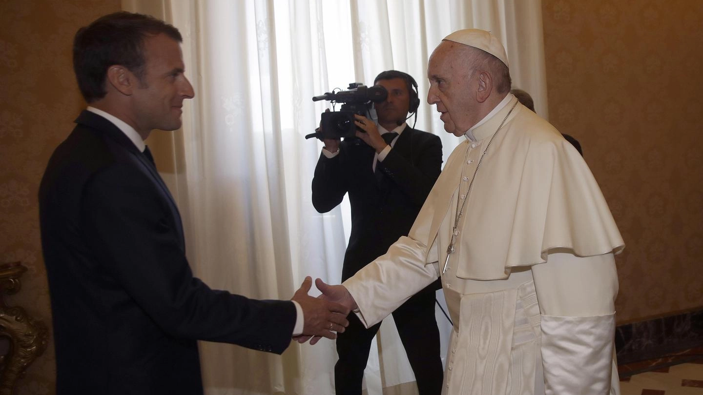 Il presidente francese Macron in visita dal Papa (Ansa)