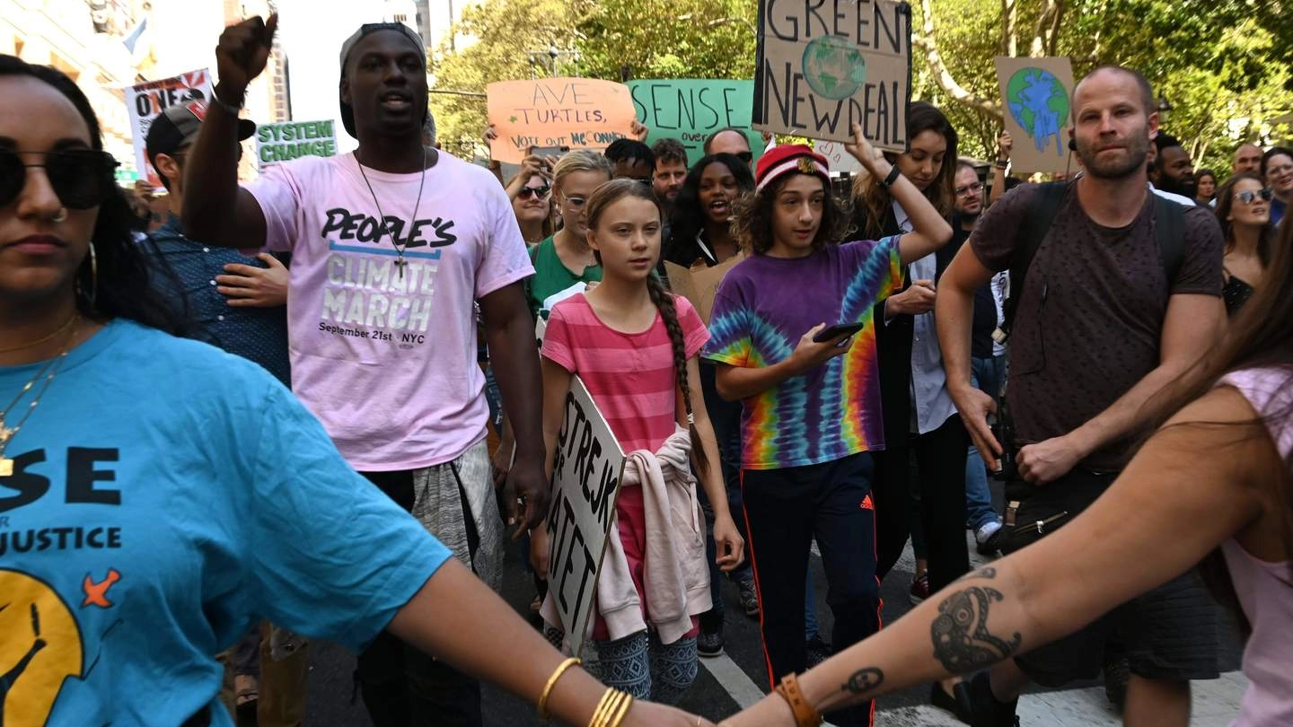 Greta Thunberg con i manifestanti a New York (LaPresse)