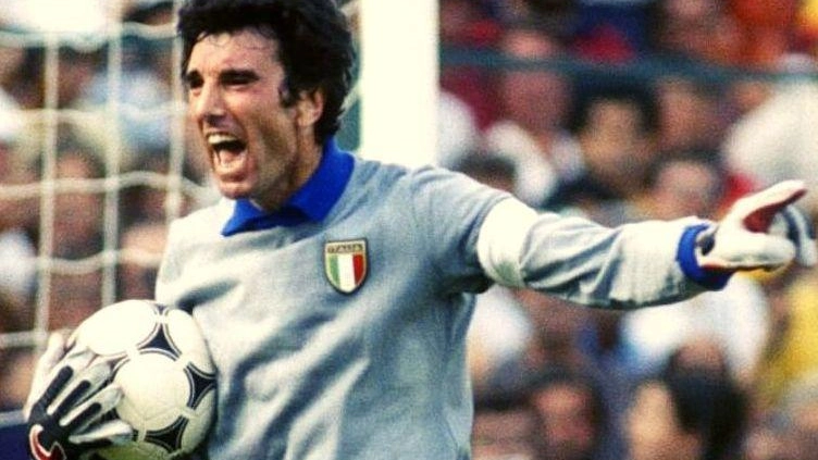 Dino Zoff fra i pali con la maglia della Nazionale