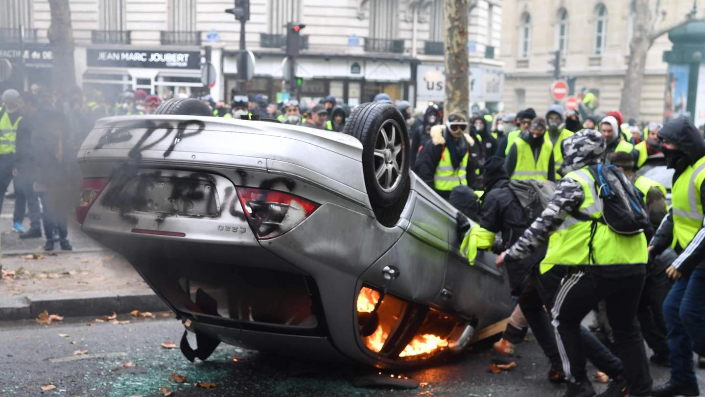 La violenta protesta dei gilet gialli a Parigi (Lapresse)