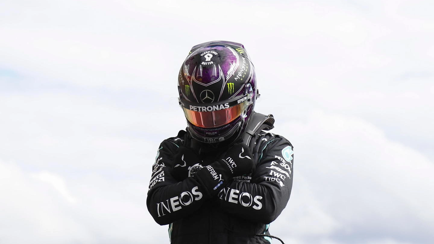 Lewis Hamilton mentre scende dalla monoposto dopo la pole a Spa (Ansa)