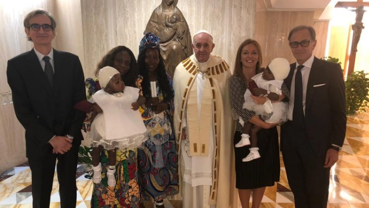La gemelline Ervina e Prefina con Papa Francesco (foto Twitter Antoinette Montaigne)