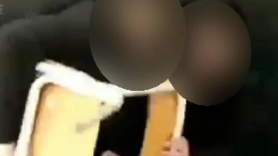 Un frame del video girato da un amico del 17enne di Lecce vittima di bullismo (Ansa)