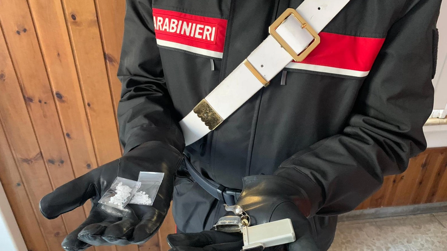 Napoli, vendeva droga in casa: arrestato dai carabinieri