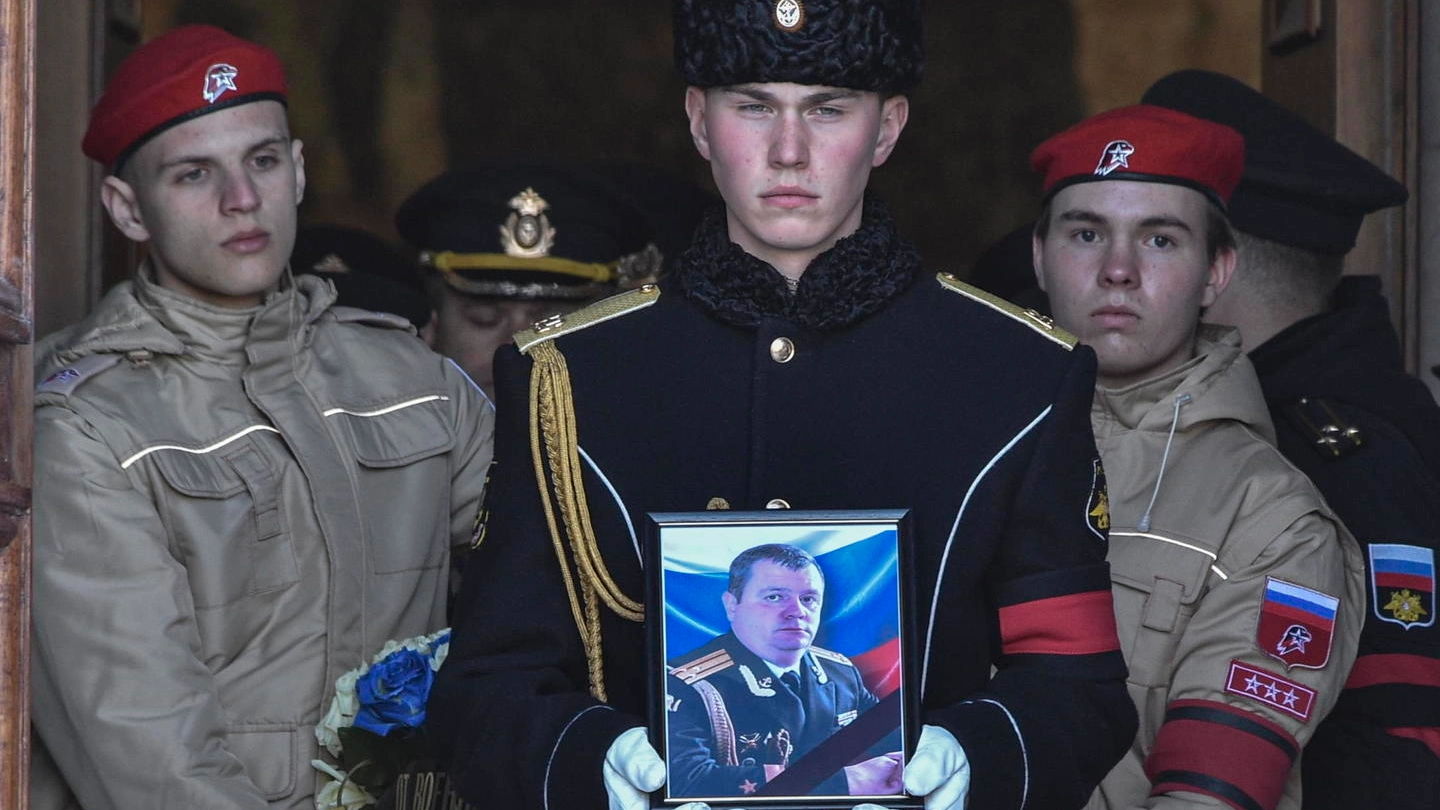 Marinai russi portano la bara e una foto del capitano Andrei Paly, ucciso dagli ucraini