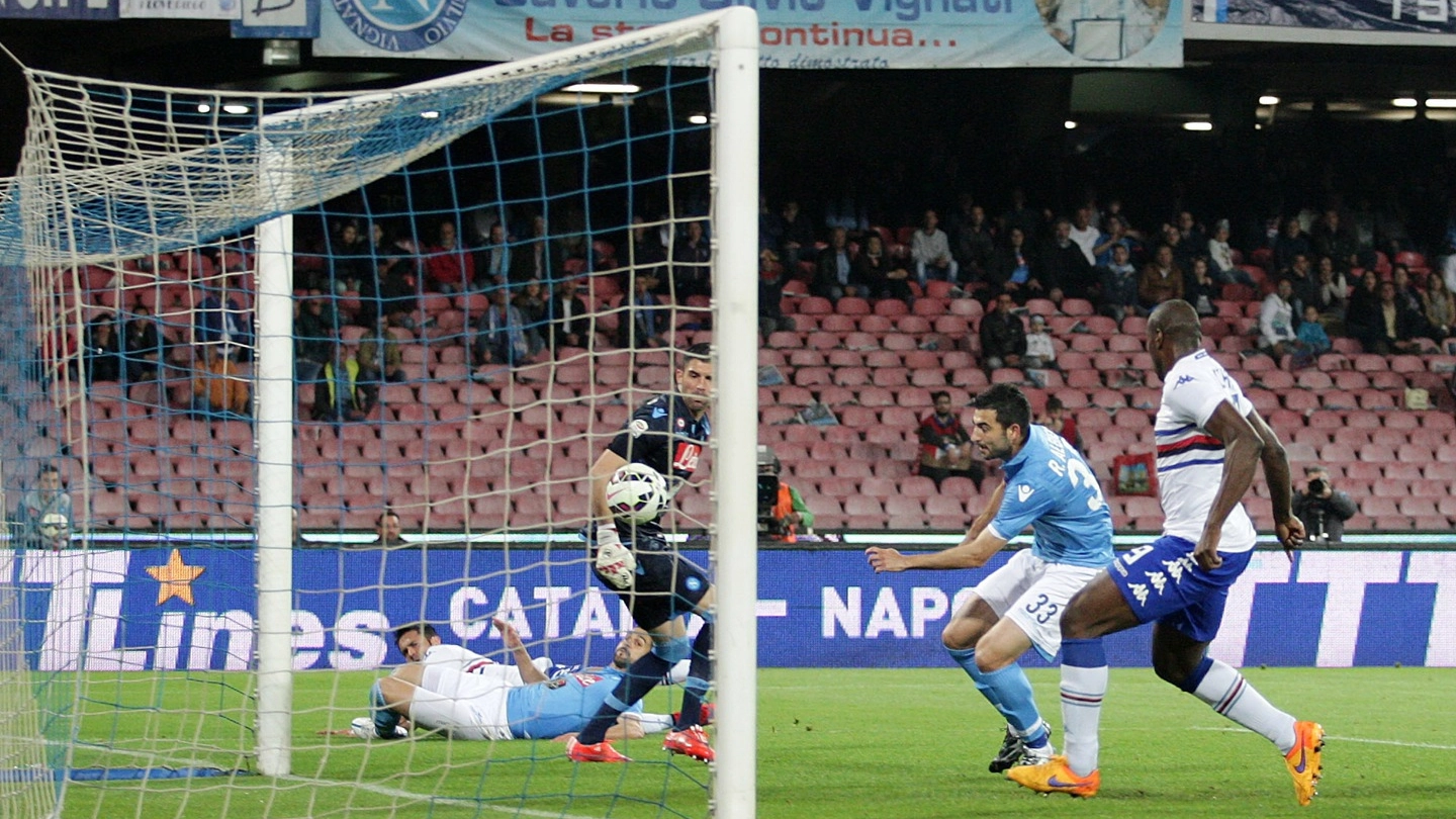 Napoli, l'autogol di Albiol contro la Sampdoria (Lapresse)