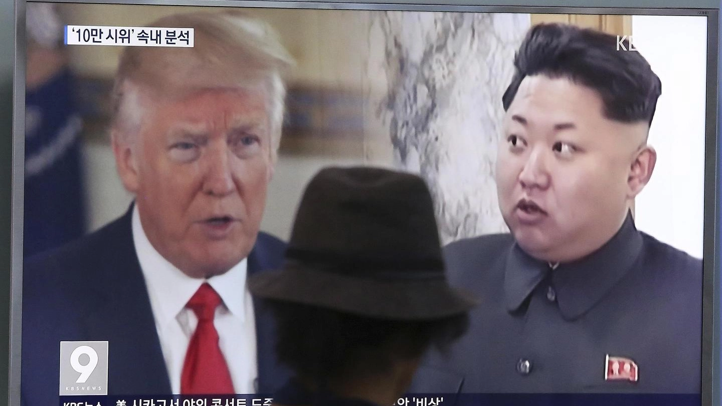 Donald Trump e Kim Jong-un in un programma tv di Seoul (Ansa)
