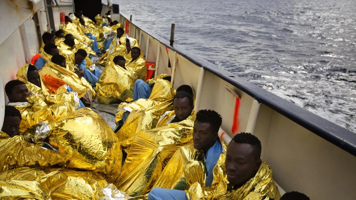Alcuni migranti salvati nel Mediterraneo (Ansa)
