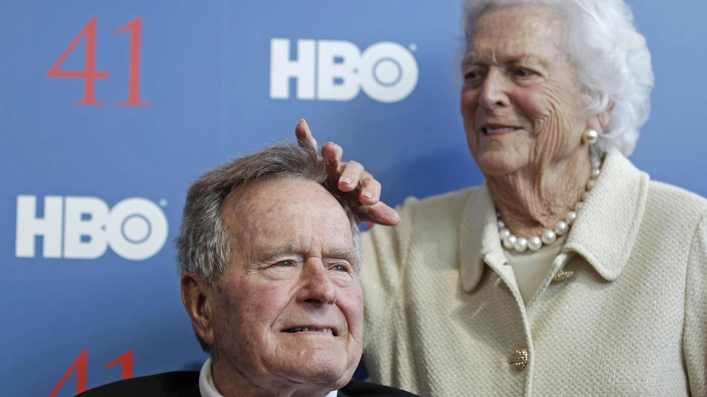 George H. W. Bush e la moglie Barbara (Ansa)