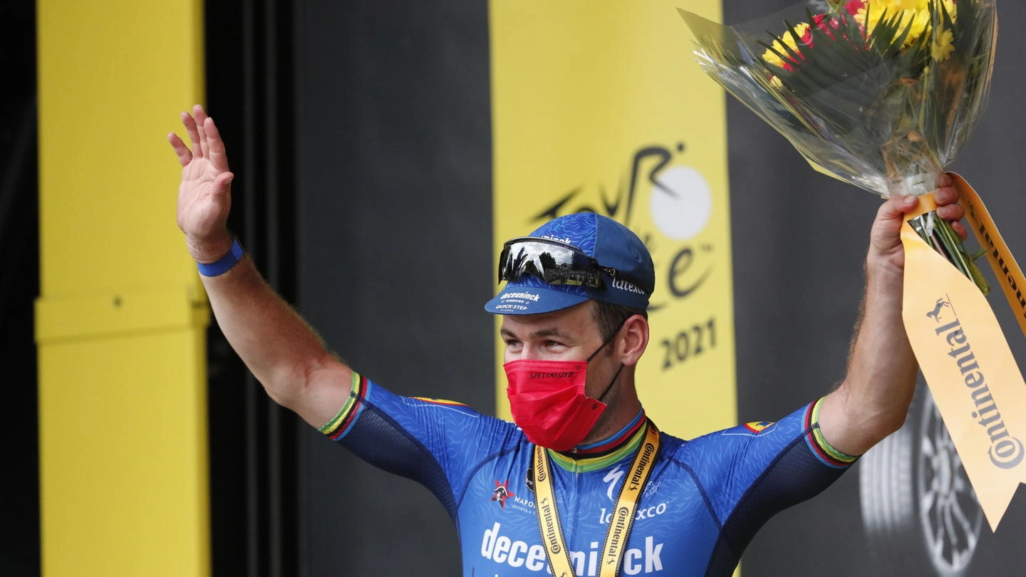 Mark Cavendish festeggia la vittoria della 4 tappa del Tour 2021 (Ansa)