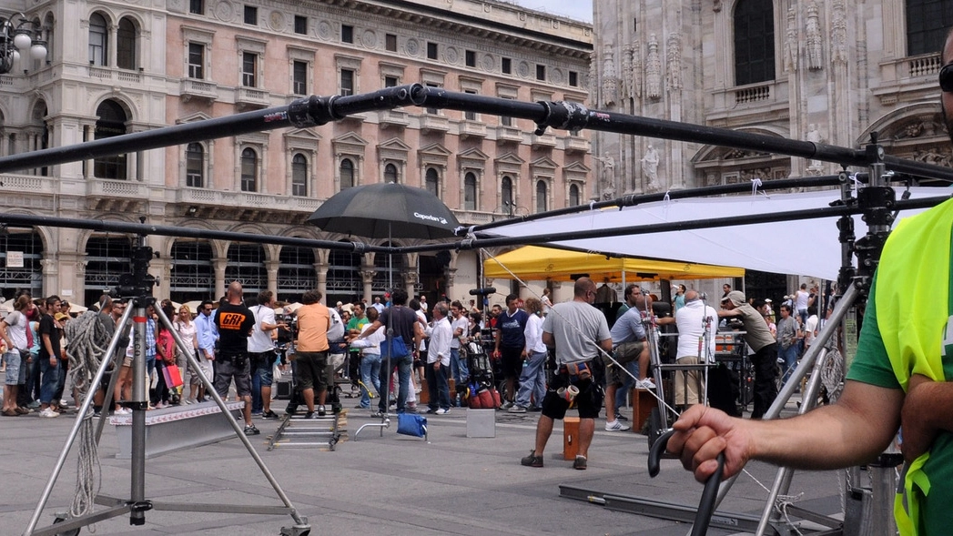 Una troupe al lavoro in piazza Duomo