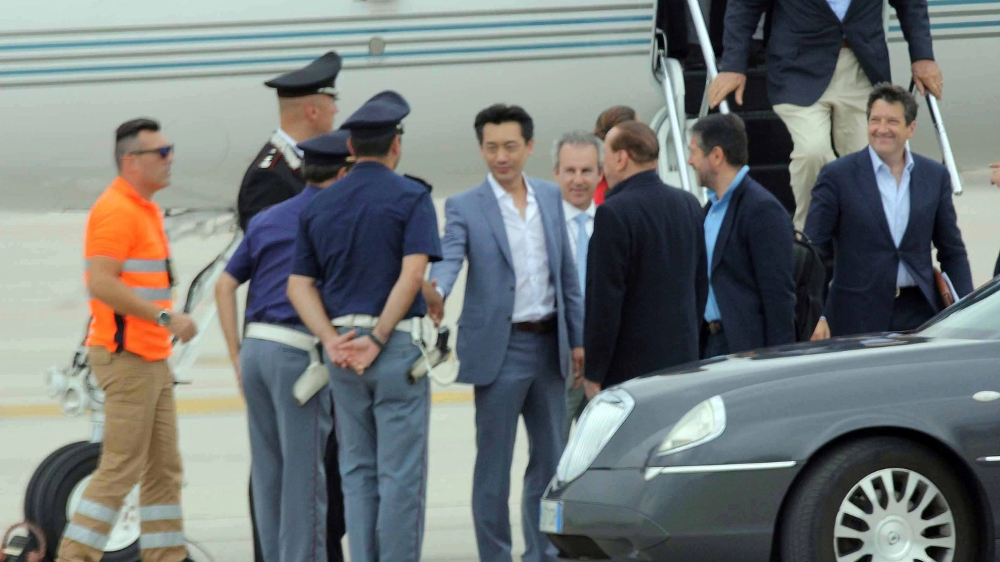 Silvio Berlusconi e Mr. Bee all'aeroporto di Olbia (LaPresse)