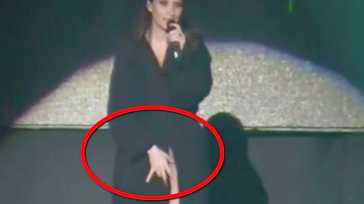 Laura Pausini sul palco senza mutande