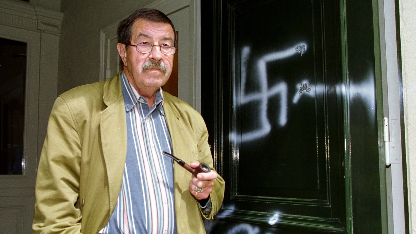 Simbolo nazista sulla porta di Gunter Grass dopo la sua confessione di aver militato nelle Waffen SS
