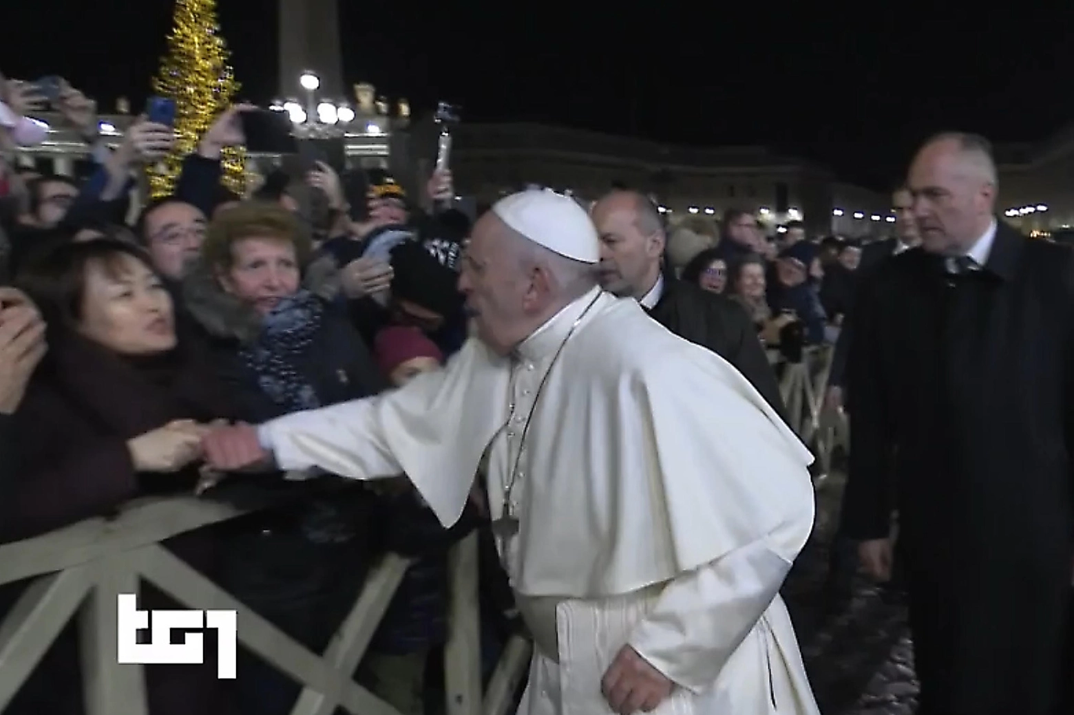 Fermo immagine mostra Papa Francesco strattonato da una fedele (Ansa)