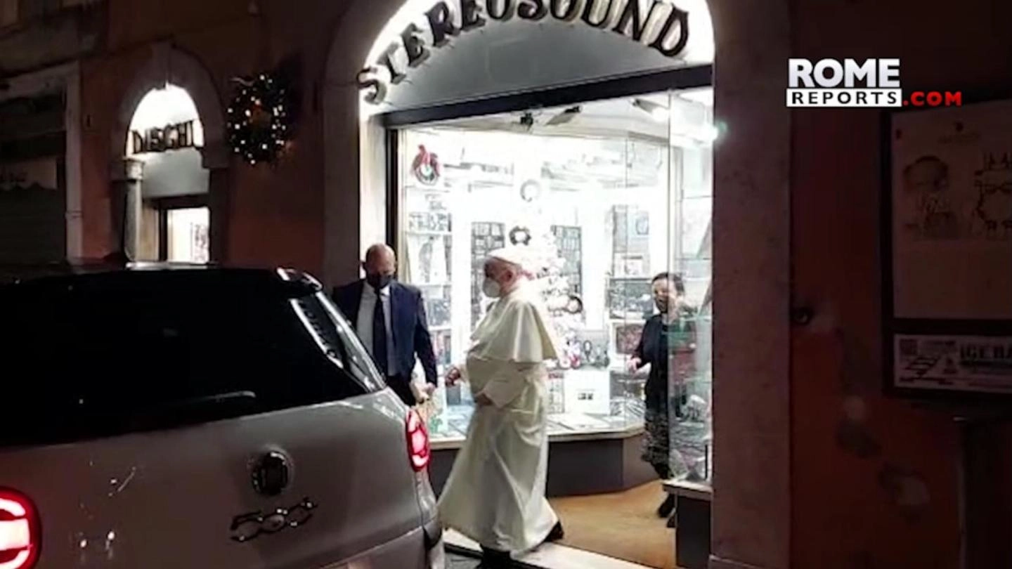 Papa Francesco esce da un negozio di dischi nel centro di Roma (Ansa)