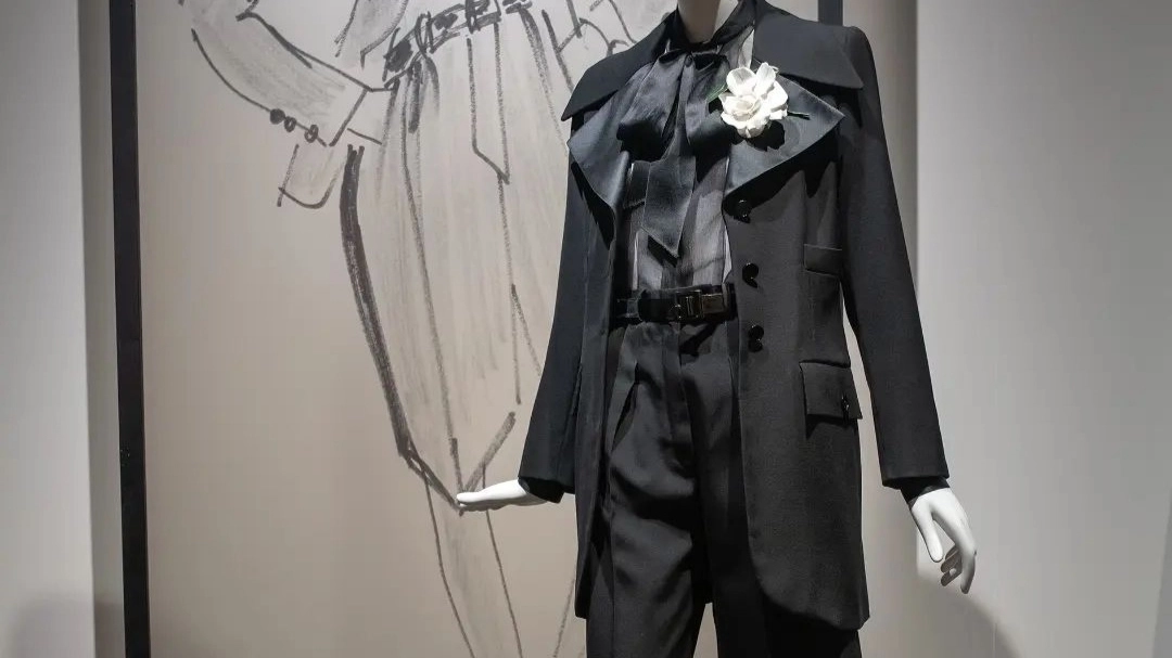 Un abito di Yves Saint Laurent  in mostra. Ph courtesy @cite_dentelle_mode
