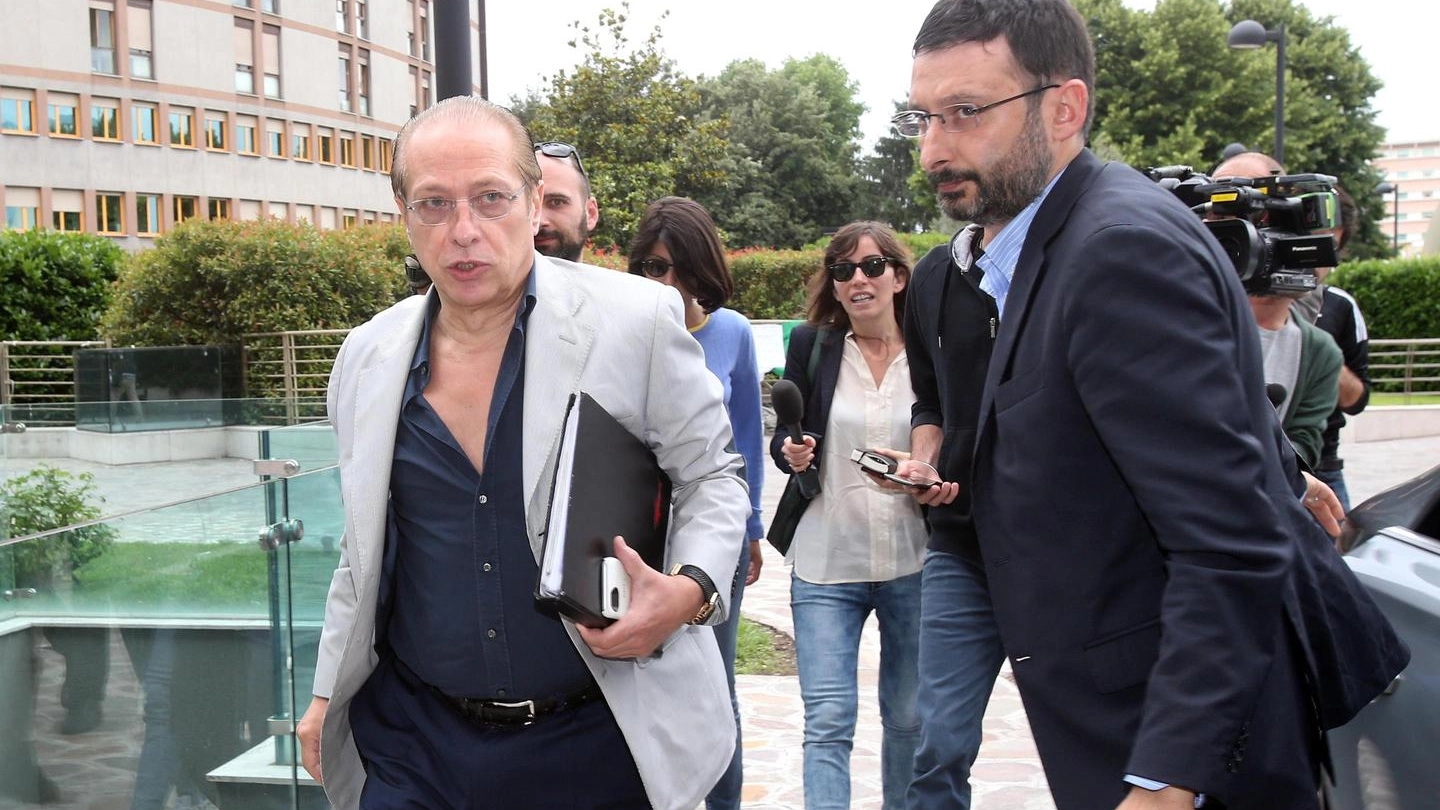 Paolo Berlusconi entra all'ospedale San Raffaele (Ansa)