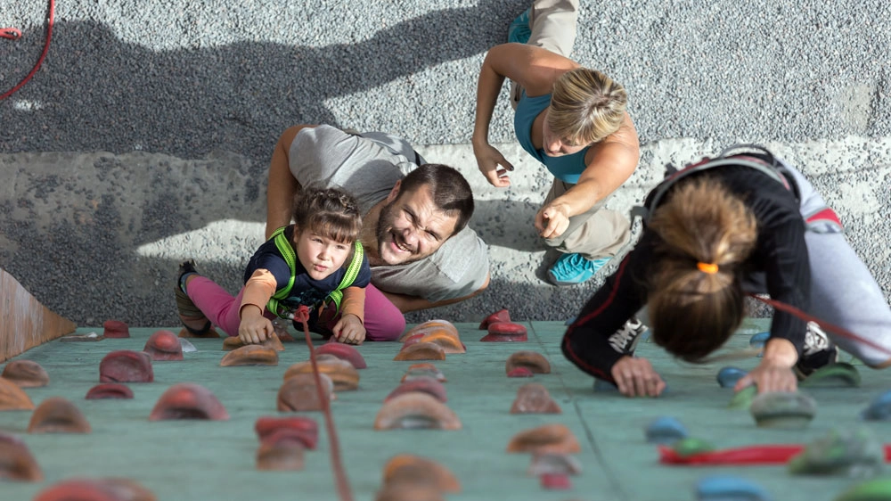 Arrampicata, uno sport da fare insieme, genitori e figli (AlexBrylov/iStock)