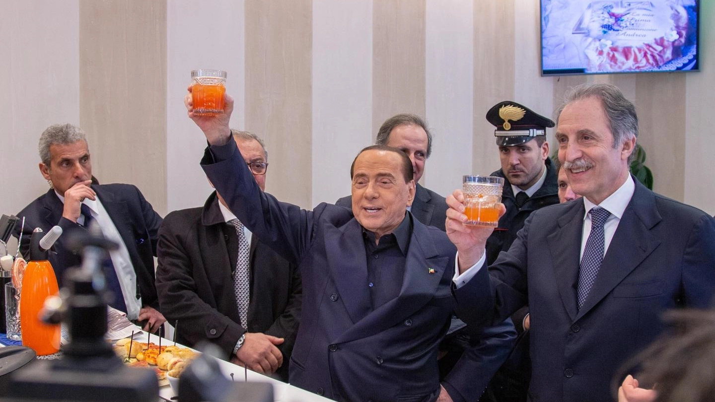 Silvio Berlusconi festeggia in un bar di Potenza la vittoria del centrodestra (Ansa)