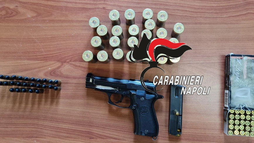 La pistola e le munizioni sequestrate dai carabinieri