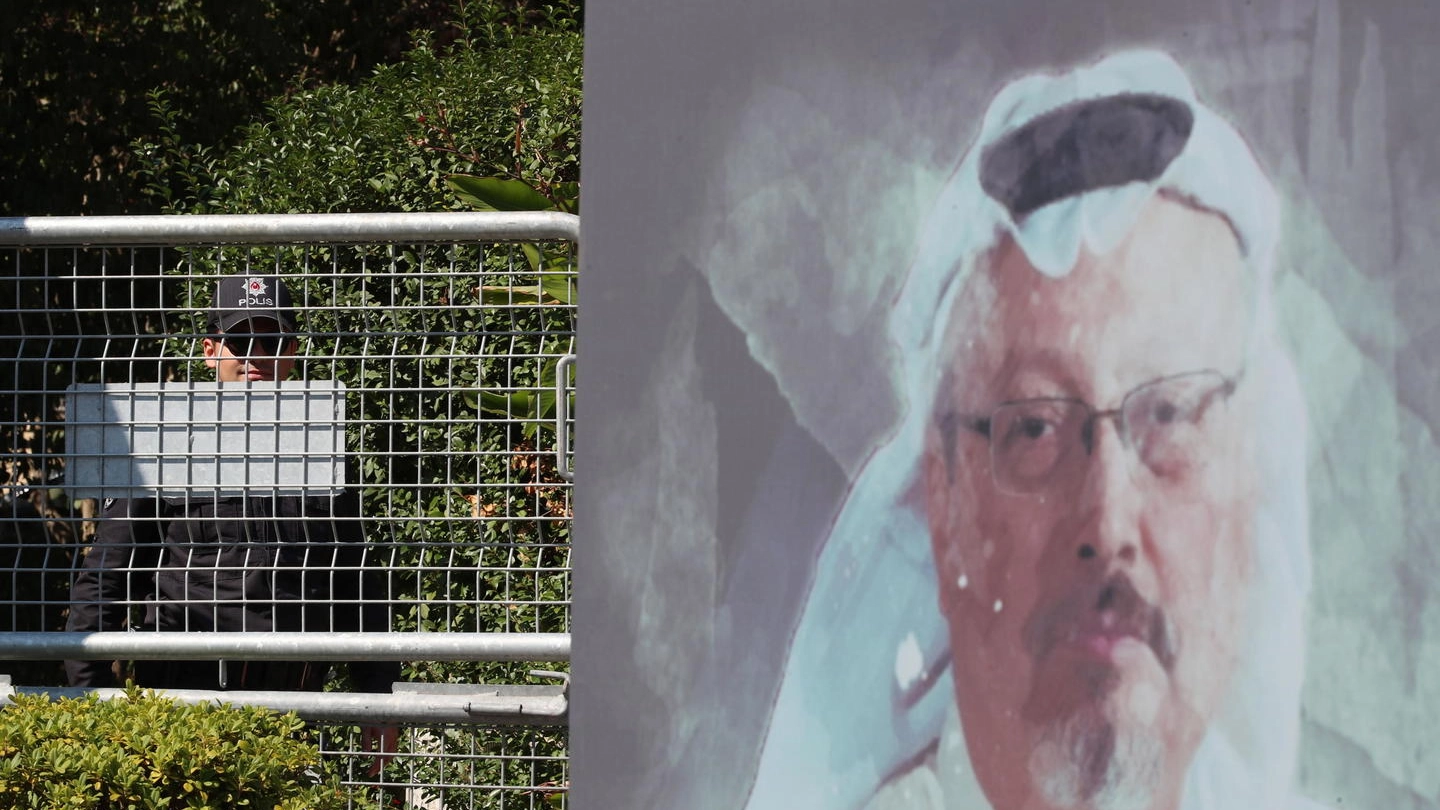 Un manifesto con il volto di Jamal Khashoggi (Ansa)