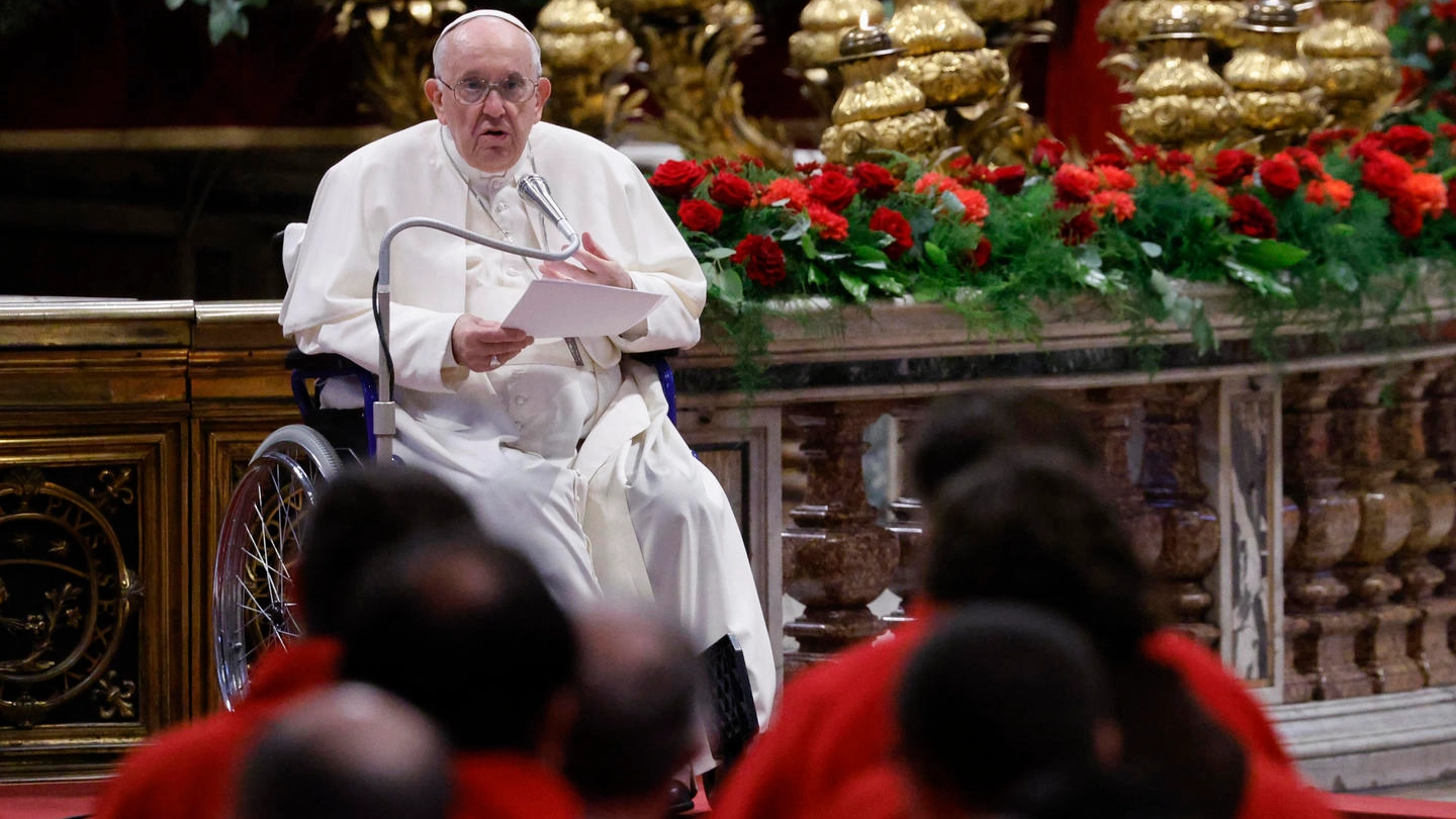Papa Francesco pronuncia l'omelia durante la messa di Pentecoste (Ansa)