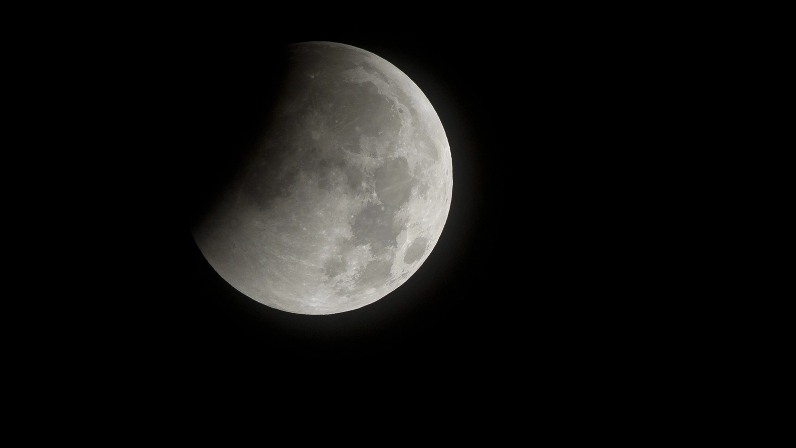 Un'eclissi parziale di Luna (Ansa)