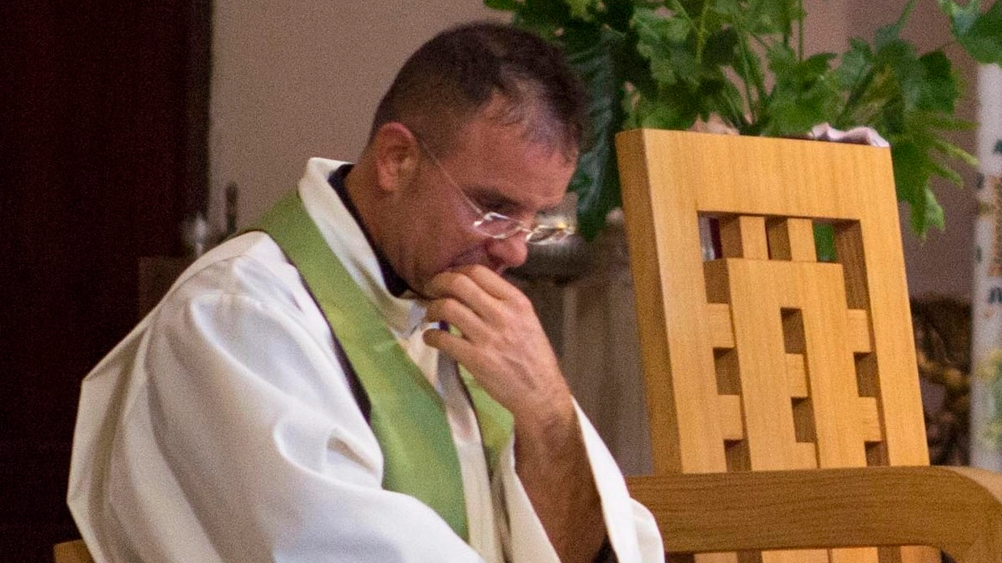 Padre Andrea Conti, parroco della Chiesa del Soccorso, è esasperato per i continui furti e il degrado della piazza