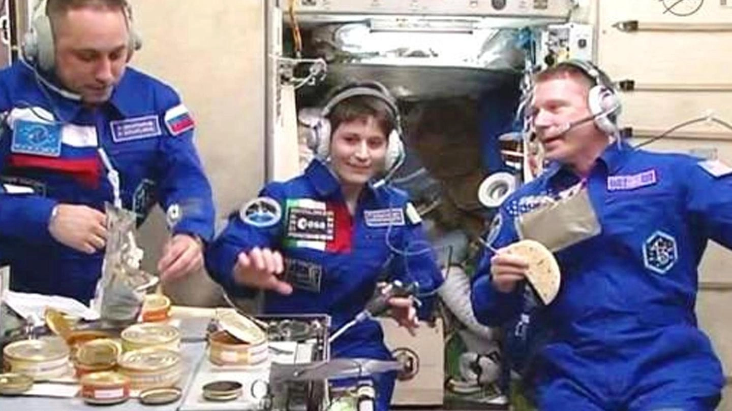 Samantha Cristoforetti e i colleghi astronauti mangiano la piadina nella Stazione spaziale internazionale.  A destra la piada che finì nello spazio 10 anni fa