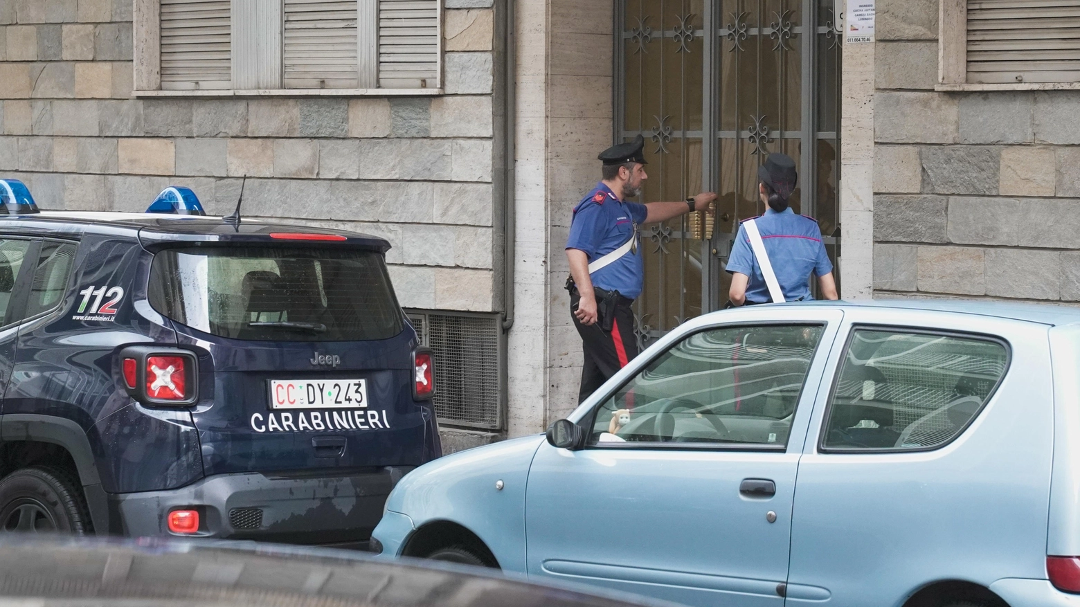 Torino: l'ingresso del palazzo da cui è precipitata la bambina di 5 anni (Ansa)