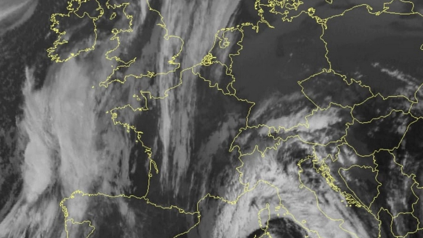 Il ciclone extra-tropicale che interessa il Mediterraneo centrale e l'Italia (Ansa)