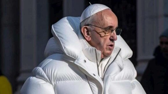Papa in maxi piumino bianco  Foto virale. Ma  è finta