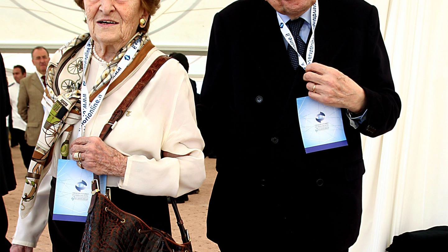 Giulio Andreotti con la moglie Livia Danese in una foto del 2005 (Lapresse)