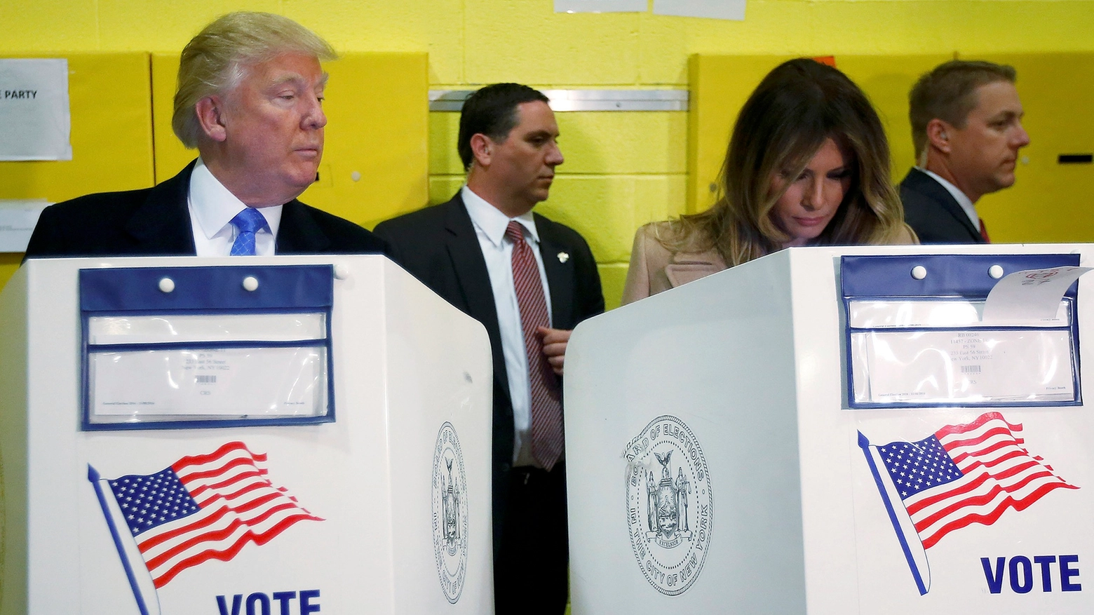 Trump, lo sguardo furtivo al voto della moglie (Lapresse)