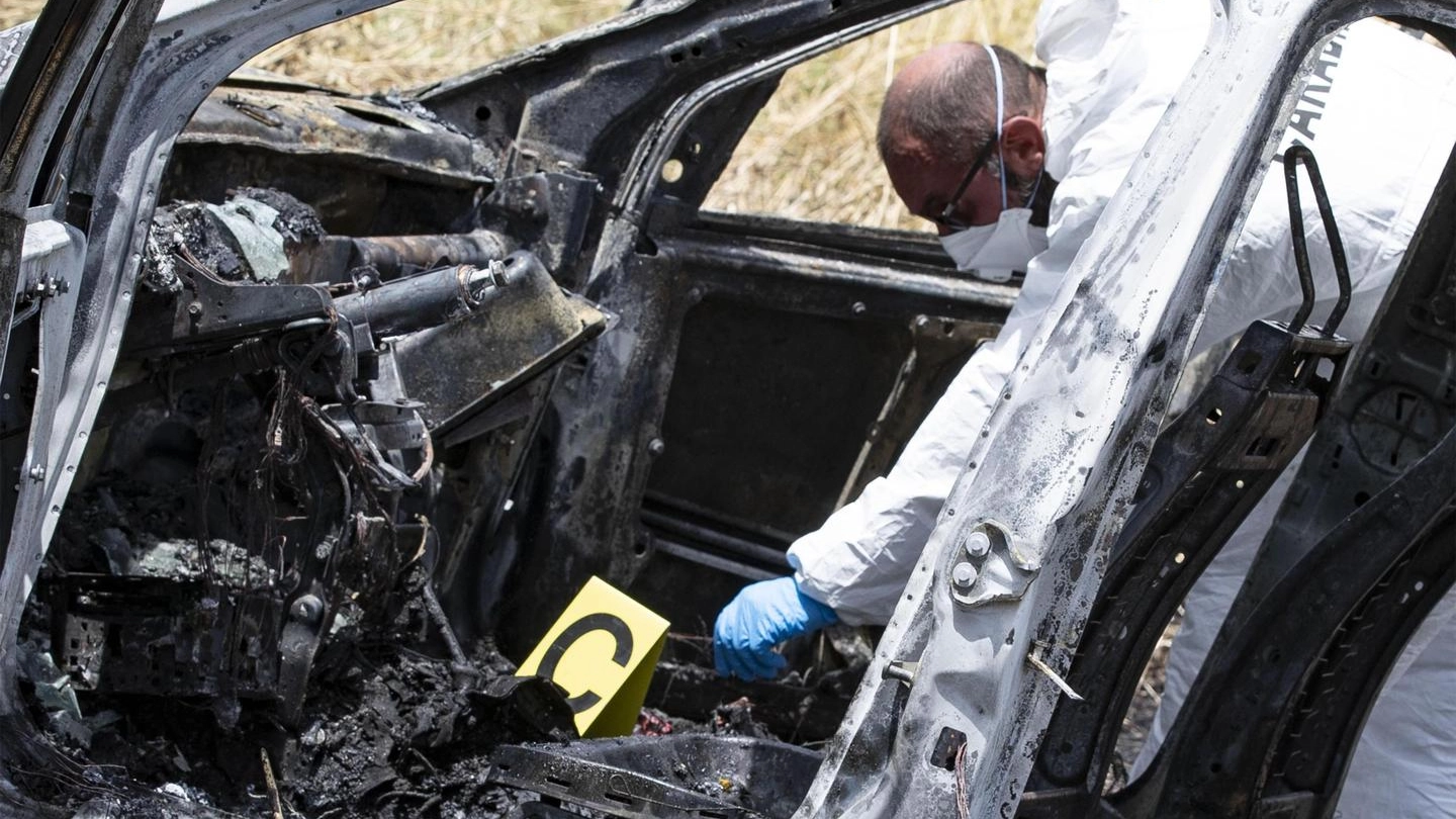 Torvaianica, indagini sulla carcassa dell'auto bruciata (Ansa)