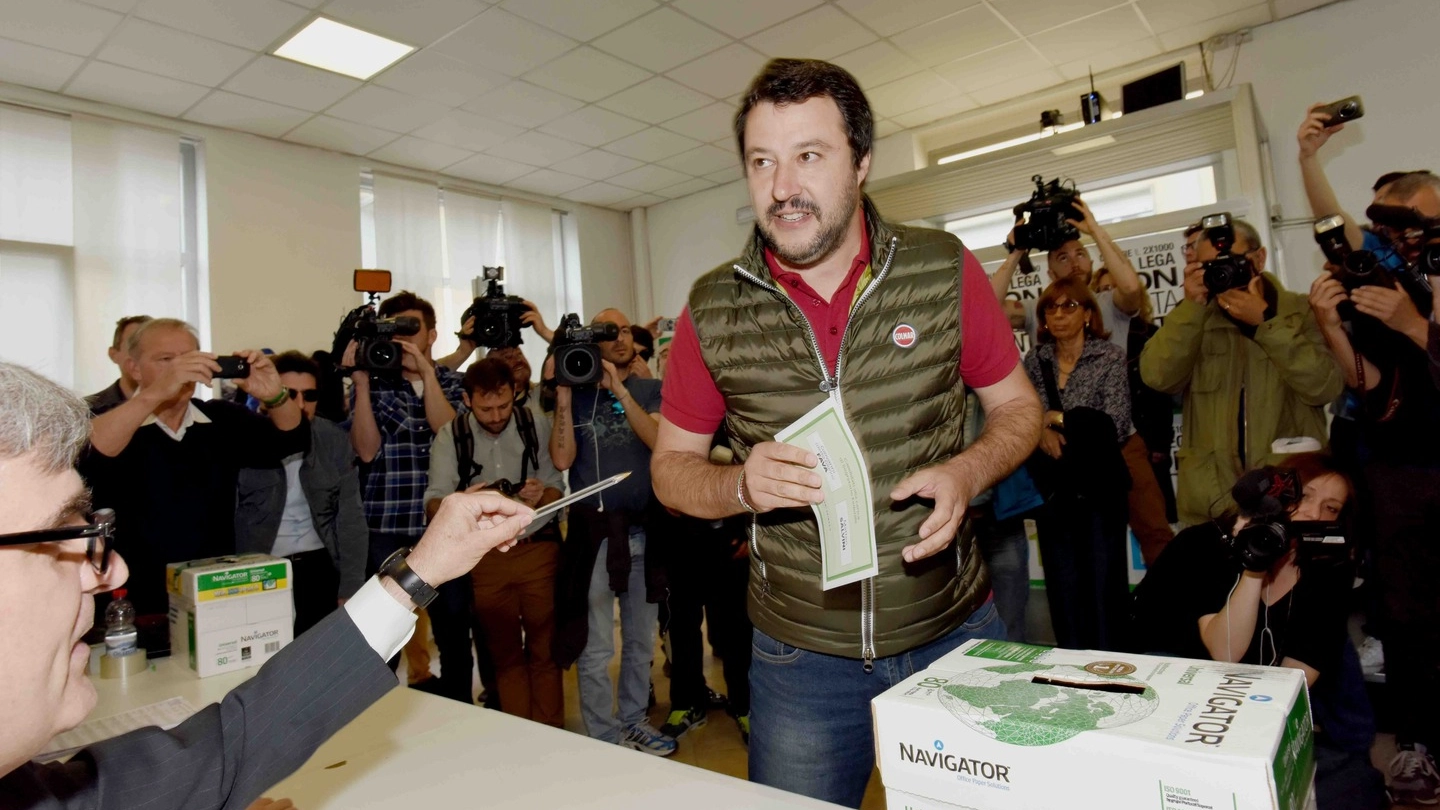 Matteo Salvini al voto (LaPresse)