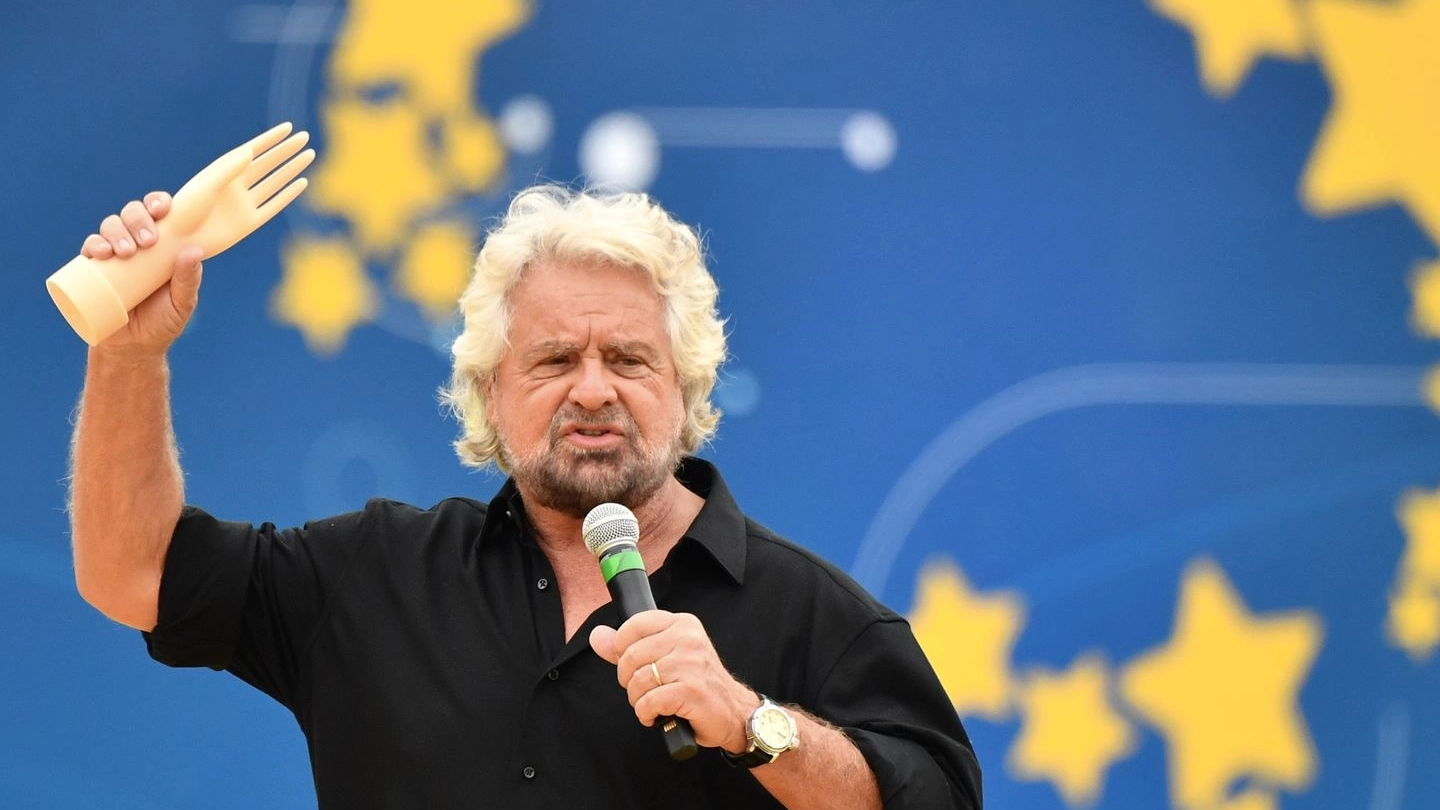 Beppe Grillo con la 'manina' su palco di Italia 5 Stelle (Lapresse)