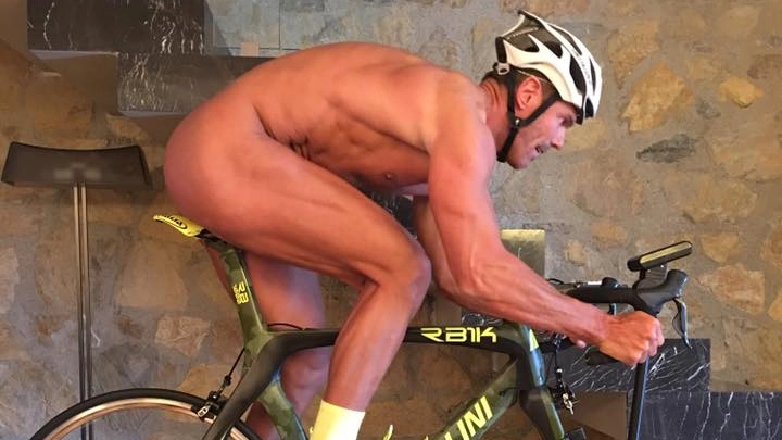 Mario Cipollini nudo sui rulli