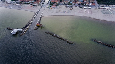 Macchia scura in mare a Ravenna: l’effetto post alluvione