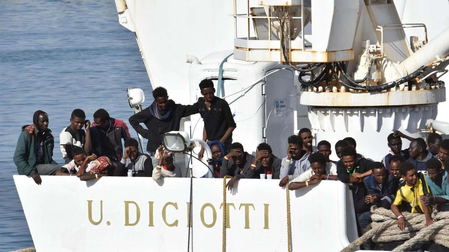 Migranti a bordo della nave Dicotti dopo un salvataggio (Ansa)