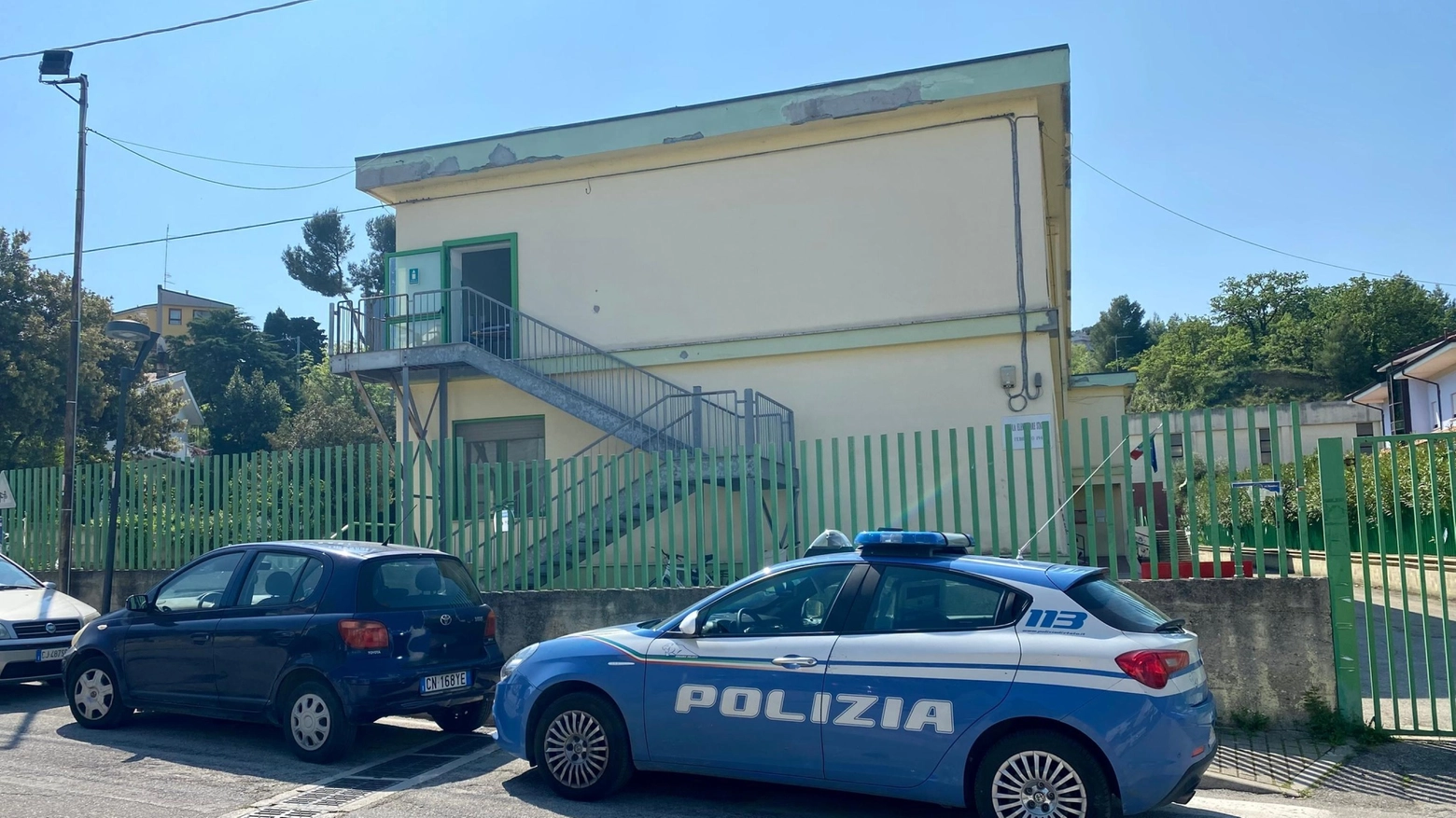 Sopralluogo della polizia nella scuola '11 febbraio '44' di Pescara (Ansa)