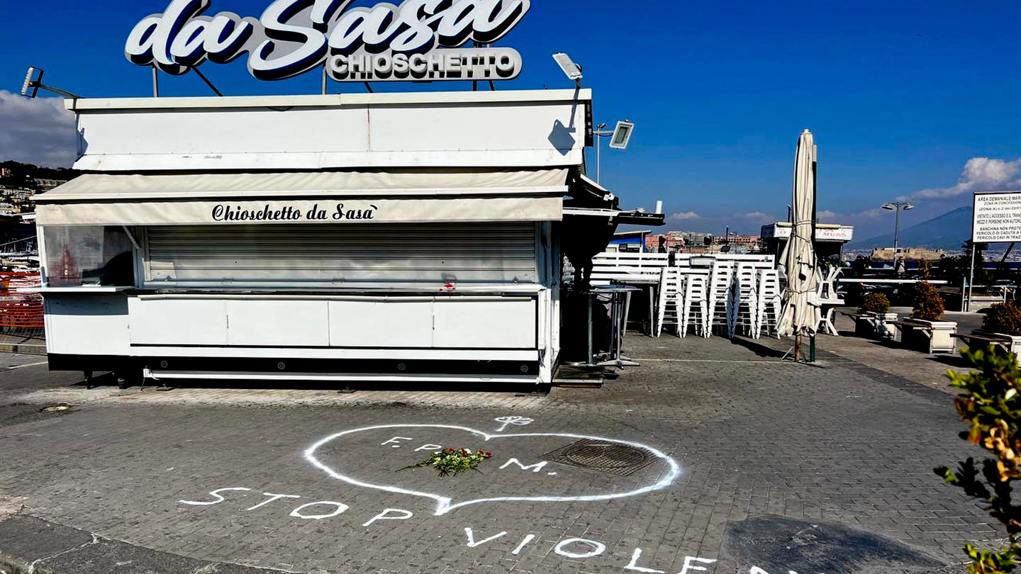 A Mergellina, lungomare di Napoli, il cuore con la scritta 'Stop violenza'