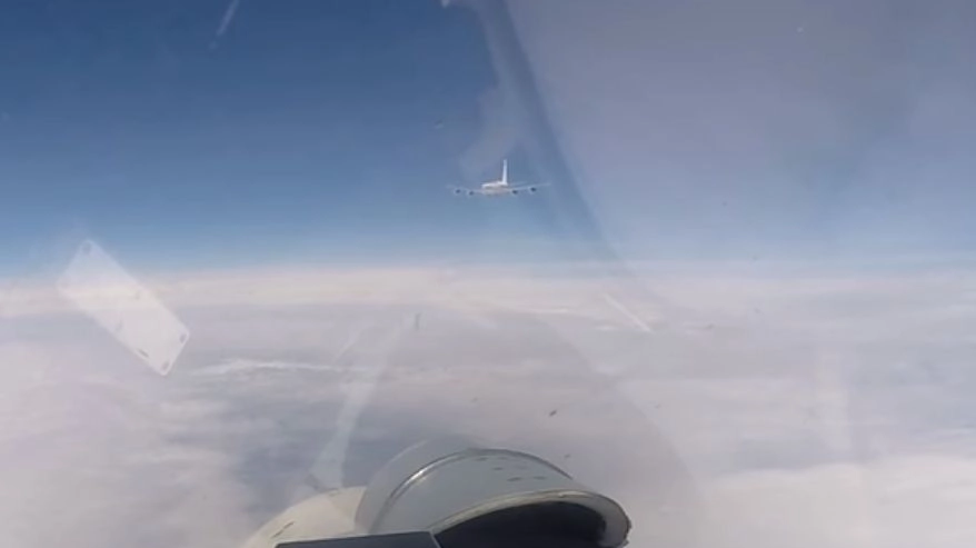 Un caccia Su-27 russo scorta un Boeing RC-135 dell'US Air Force da ricognizione (Facebook)